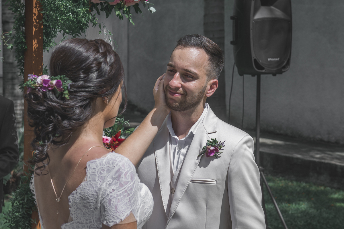 Fotografia de casamento fotógrafo profissional em Niterói São Gonçalo Maricá Rio de Janeiro entrada da noiva em estilo rústico com pétalas de flores no chão gramado entrada da noiva e noivo esperando nossa casa estúdio melhores preços