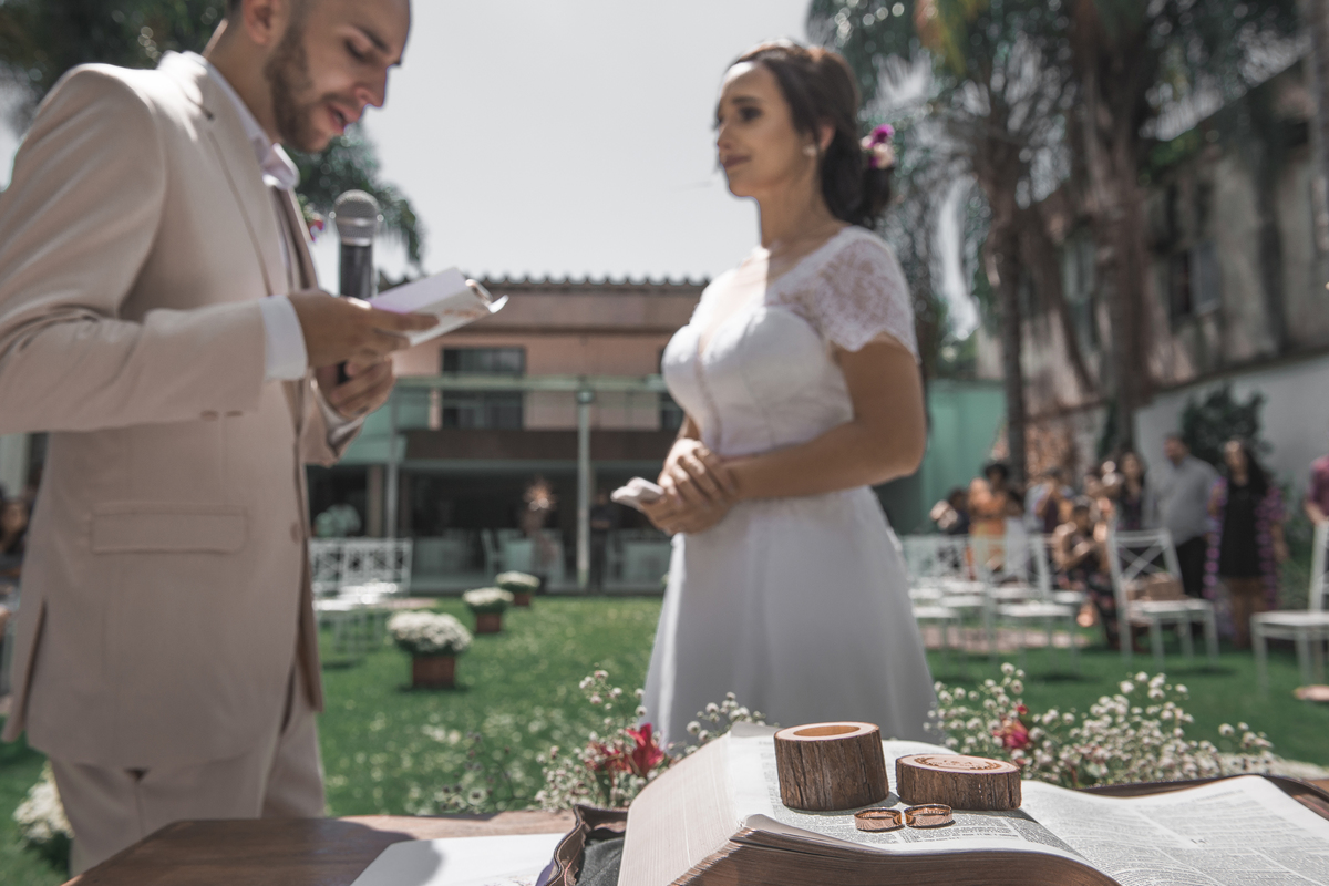 Fotografia de casamento fotógrafo profissional em Niterói São Gonçalo Maricá Rio de Janeiro entrada da noiva em estilo rústico com pétalas de flores no chão gramado entrada da noiva e noivo esperando nossa casa estúdio alianças benção