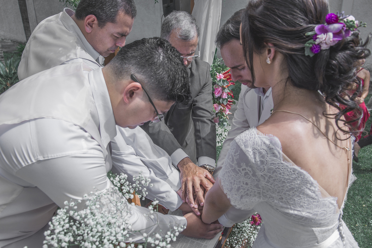 Fotografia de casamento fotógrafo profissional em Niterói São Gonçalo Maricá Rio de Janeiro entrada da noiva em estilo rústico com pétalas de flores no chão gramado entrada da noiva e noivo esperando nossa casa estúdio alianças benção