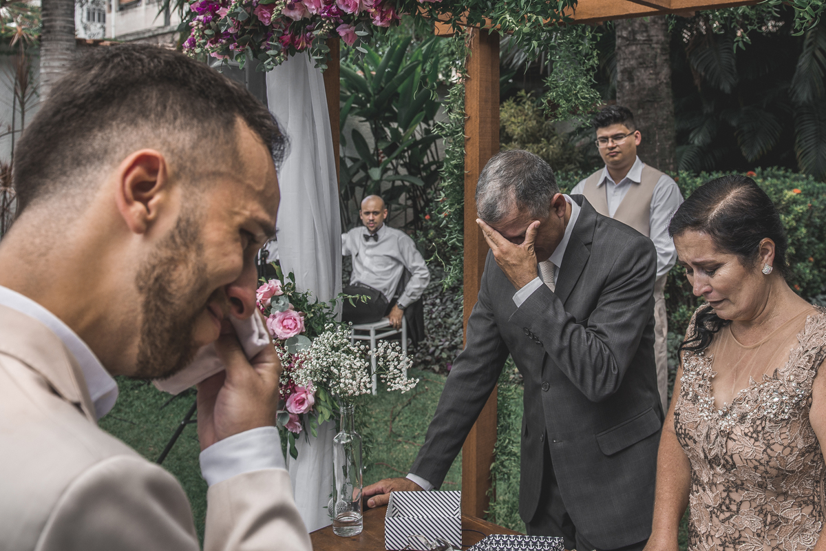 Fotografia de casamento fotógrafo profissional em Niterói São Gonçalo Maricá Rio de Janeiro entrada da noiva em estilo rústico com pétalas de flores no chão gramado entrada da noiva e noivo esperando no altar emocionante nossa casa estúdio 