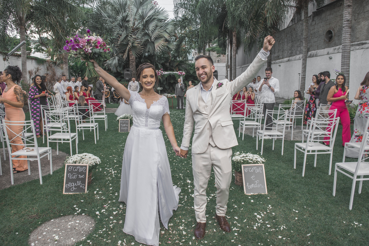 Fotografia de casamento fotógrafo profissional em Niterói São Gonçalo Maricá Rio de Janeiro entrada da noiva em estilo rústico com pétalas de flores no chão gramado entrada da noiva e noivo esperando no altar emocionante nossa casa estúdio beijo casal