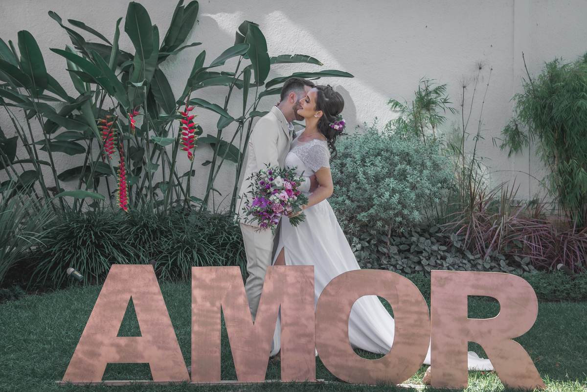 Fotografia de casamento fotógrafo profissional em Niterói São Gonçalo Maricá Rio de Janeiro entrada da noiva em estilo rústico com pétalas de flores no chão gramado entrada da noiva e noivo esperando no altar emocionante nossa casa estúdio beijo casal
