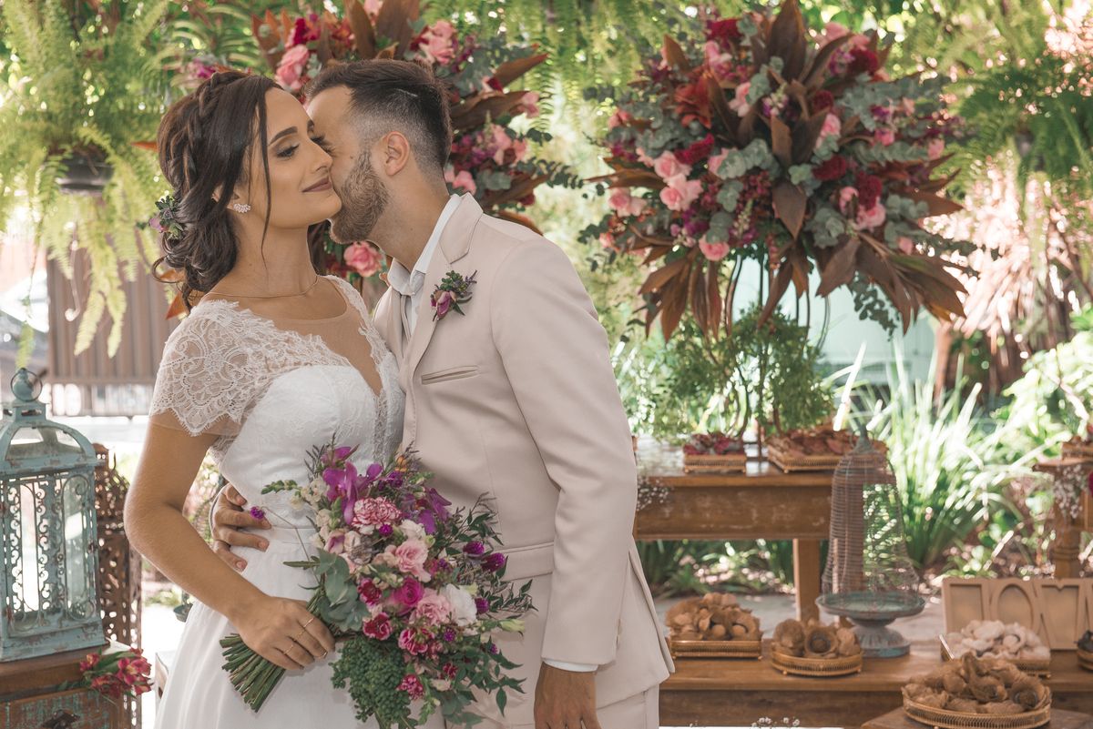 Decoração rústica de casamento de campo fazenda e fotografia fotógrafo profissional em Niterói São Gonçalo Rio de Janeiro Maricá lugar pequeno flores docinhos deliciosos bolo de casamento mesa da festa ideias cerimonial naked cake nossa casa estúdio 