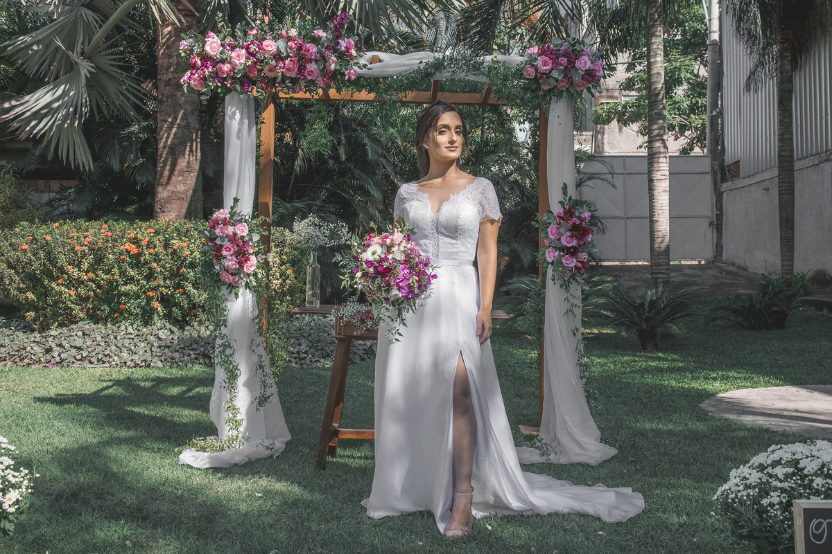 Fotografia de casamento fotógrafo profissional em Niterói Rio de Janeiro São Gonçalo Maricá noiva em vestido branco lindo decoração rústica floral foto da noiva jardim com petalas de flores ideias maquiagem nossa casa estúdio decoração buque campo dia