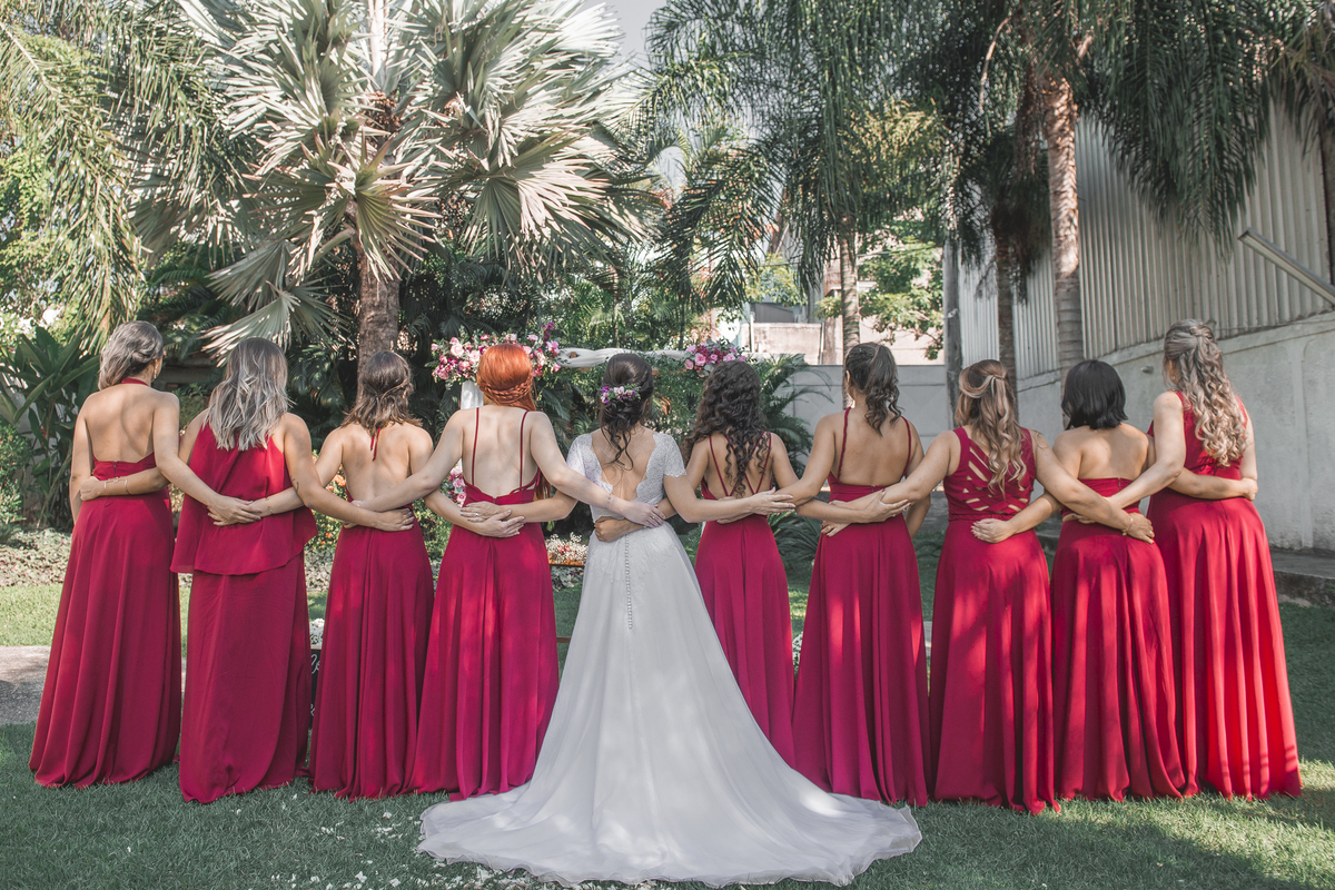 Fotografia de casamento fotógrafo profissional em Niterói Rio de Janeiro São Gonçalo Maricá recepção festa do casamento madrinhas de vestido vermelho pose criativa padrinhos com noiva e noivo em dia de casamento rústico de dia praia campo dazenda casal