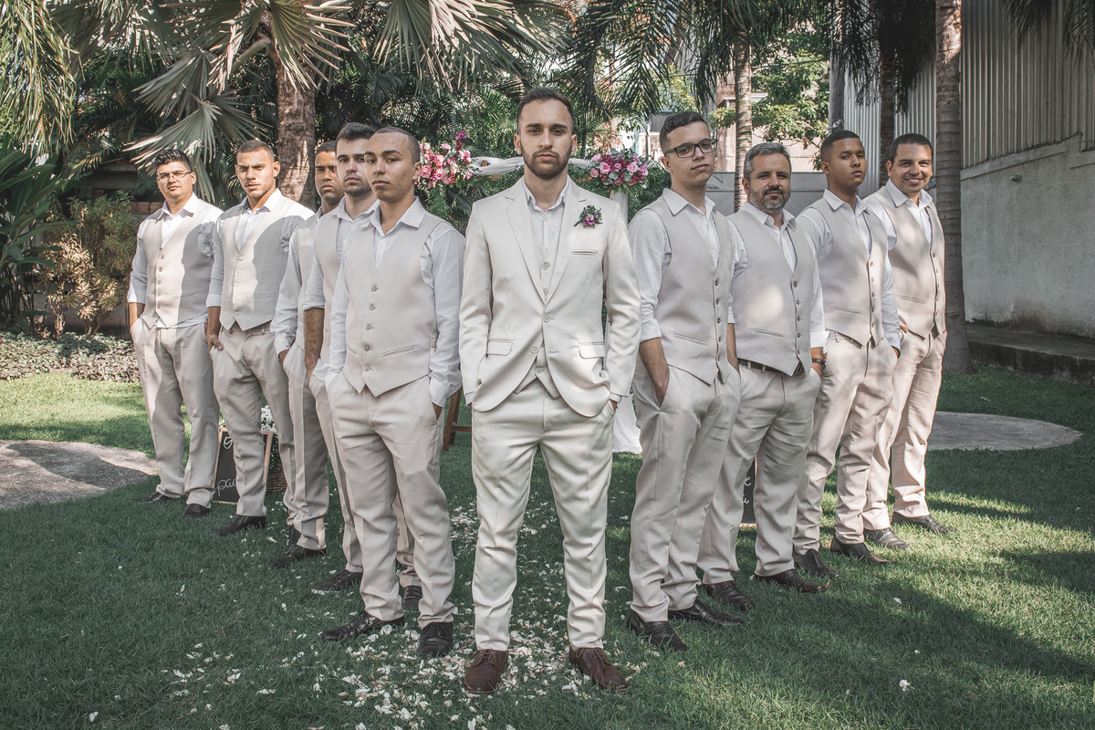 Fotografia de casamento fotógrafo profissional em Niterói Rio de Janeiro São Gonçalo Maricá recepção festa do casamento madrinhas de vestido vermelho pose criativa padrinhos com noiva e noivo em dia de casamento rústico de dia praia campo dazenda casal