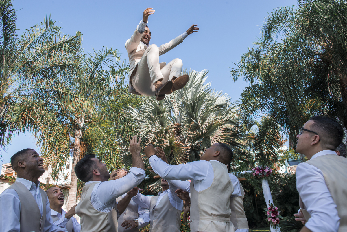 Fotografia de casamento fotógrafo profissional em Niterói Rio de Janeiro São Gonçalo Maricá recepção festa do casamento madrinhas de vestido vermelho pose criativa padrinhos com noiva e noivo em dia de casamento rústico de dia praia campo dazenda casal
