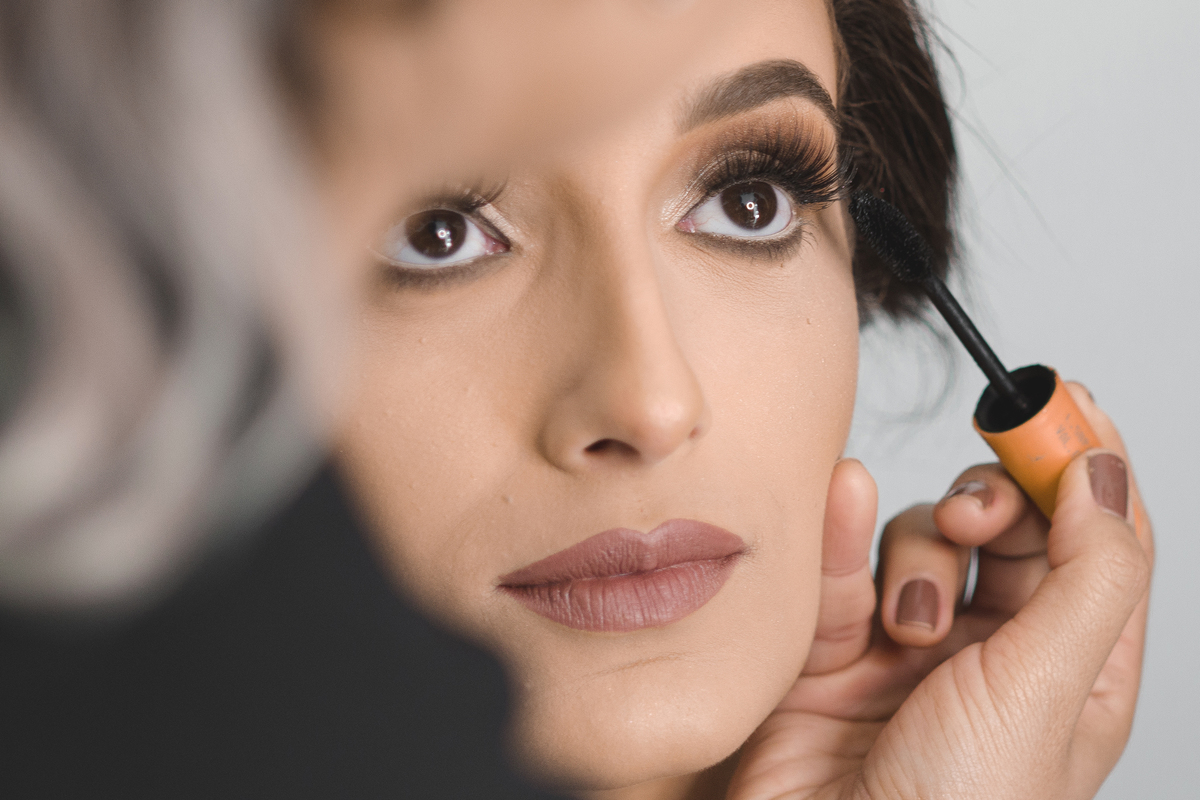Fotografia de casamento em Niterói Rio de Janeiro São Gonçalo Maricá making of da noiva se arrumando para cerimônia de casamento passando batom maquiagem nos olhos vestido branco fotógrafo profissional Nossa Casa Estúdio