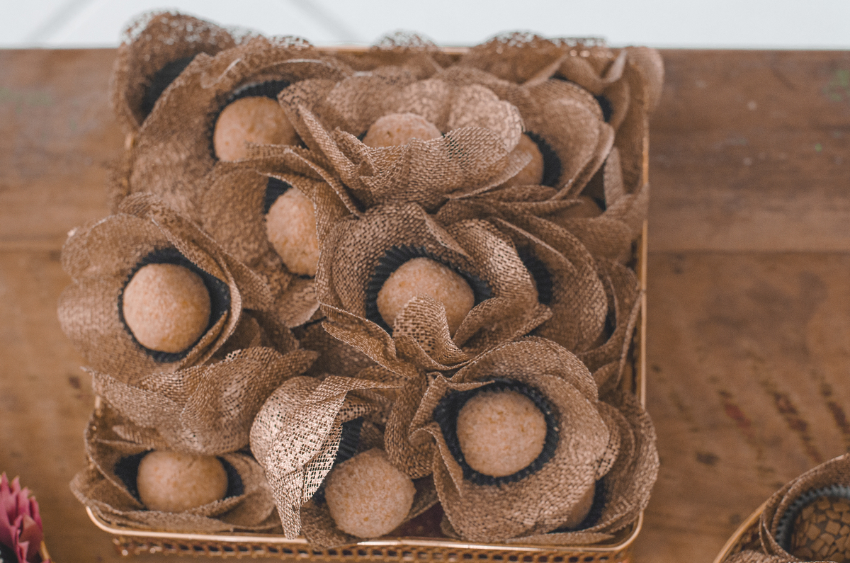 Decoração rústica de casamento de campo fazenda e fotografia fotógrafo profissional em Niterói São Gonçalo Rio de Janeiro Maricá lugar pequeno flores docinhos deliciosos bolo de casamento mesa da festa ideias cerimonial naked cake nossa casa estúdio 