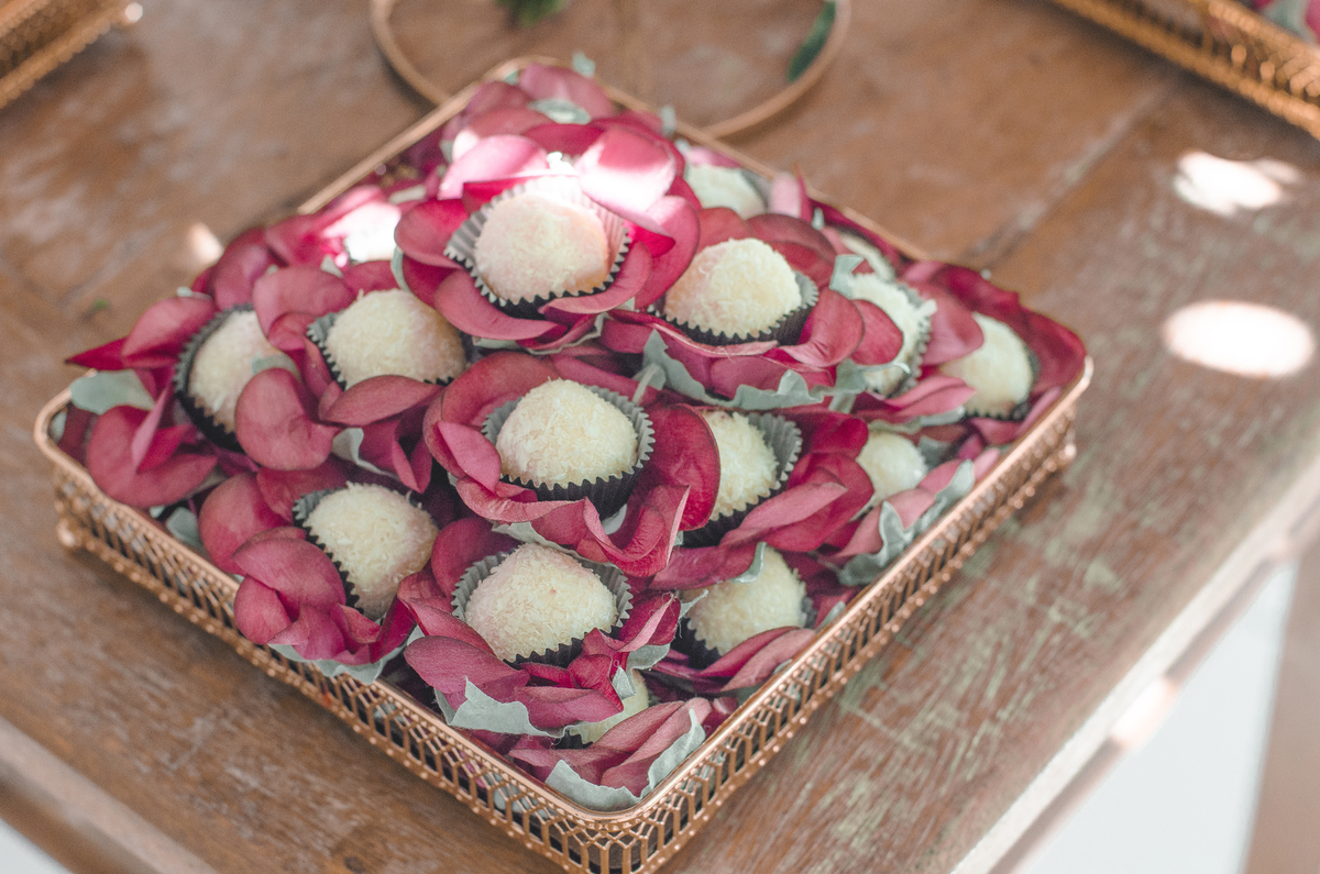 Decoração rústica de casamento de campo fazenda e fotografia fotógrafo profissional em Niterói São Gonçalo Rio de Janeiro Maricá lugar pequeno flores docinhos deliciosos bolo de casamento mesa da festa ideias cerimonial naked cake nossa casa estúdio 