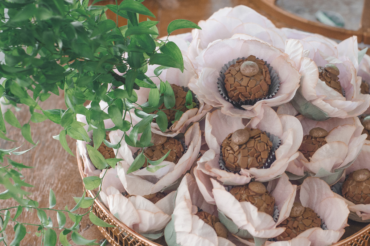 Decoração rústica de casamento de campo fazenda e fotografia fotógrafo profissional em Niterói São Gonçalo Rio de Janeiro Maricá lugar pequeno flores docinhos deliciosos bolo de casamento mesa da festa ideias cerimonial naked cake nossa casa estúdio 