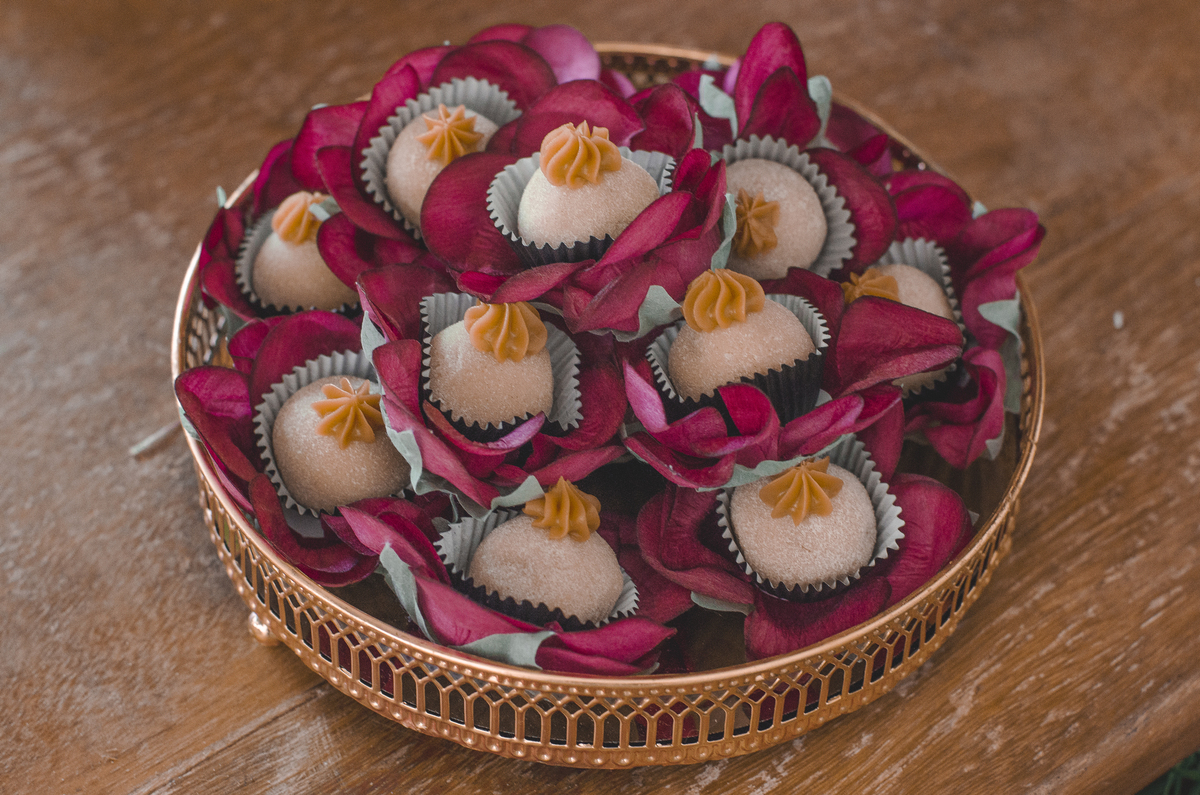 Decoração rústica de casamento de campo fazenda e fotografia fotógrafo profissional em Niterói São Gonçalo Rio de Janeiro Maricá lugar pequeno flores docinhos deliciosos bolo de casamento mesa da festa ideias cerimonial naked cake nossa casa estúdio 