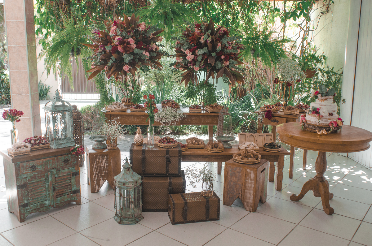 Decoração rústica de casamento de campo fazenda e fotografia fotógrafo profissional em Niterói São Gonçalo Rio de Janeiro Maricá lugar pequeno flores móveis de demolição bolo de casamento mesa da festa ideias cerimonial naked cake nossa casa estúdio 