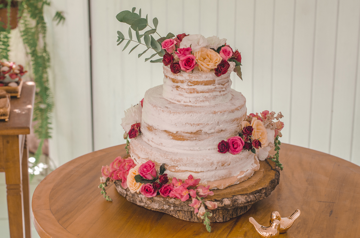 Decoração rústica de casamento de campo fazenda e fotografia fotógrafo profissional em Niterói São Gonçalo Rio de Janeiro Maricá lugar pequeno flores móveis de demolição bolo de casamento mesa da festa ideias cerimonial naked cake nossa casa estúdio 