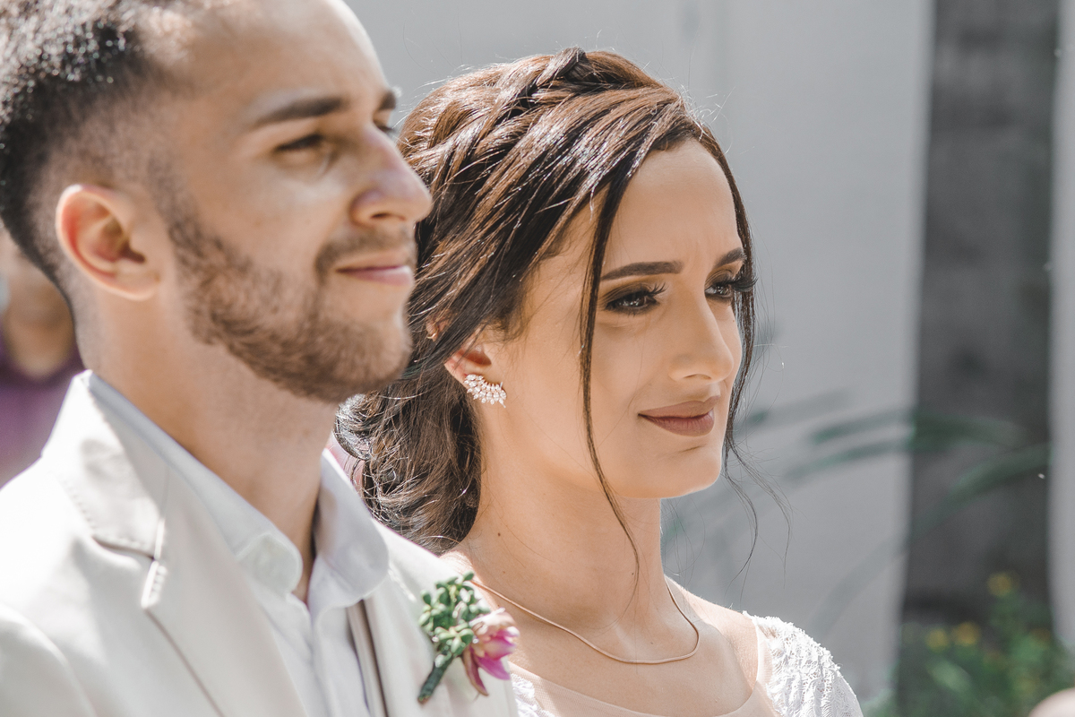 Fotografia de casamento fotógrafo profissional em Niterói São Gonçalo Maricá Rio de Janeiro entrada da noiva em estilo rústico com pétalas de flores no chão gramado entrada da noiva e noivo esperando nossa casa estúdio alianças benção