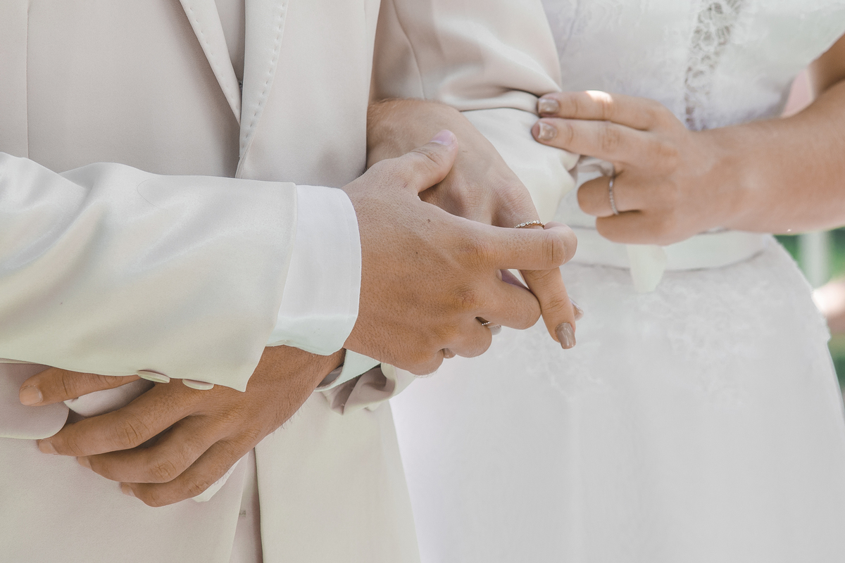 Fotografia de casamento fotógrafo profissional em Niterói São Gonçalo Maricá Rio de Janeiro entrada da noiva em estilo rústico com pétalas de flores no chão gramado entrada da noiva e noivo esperando nossa casa estúdio alianças benção