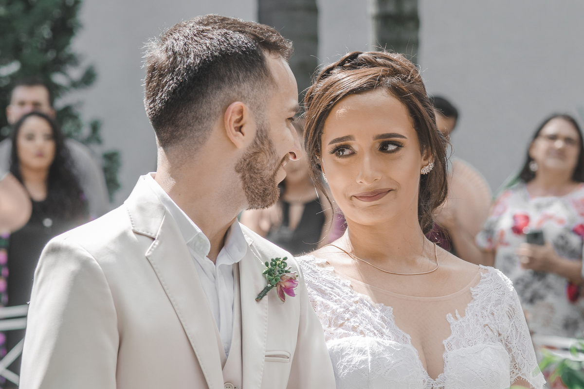 Fotografia de casamento fotógrafo profissional em Niterói São Gonçalo Maricá Rio de Janeiro entrada da noiva em estilo rústico com pétalas de flores no chão gramado entrada da noiva e noivo esperando no altar emocionante nossa casa estúdio 