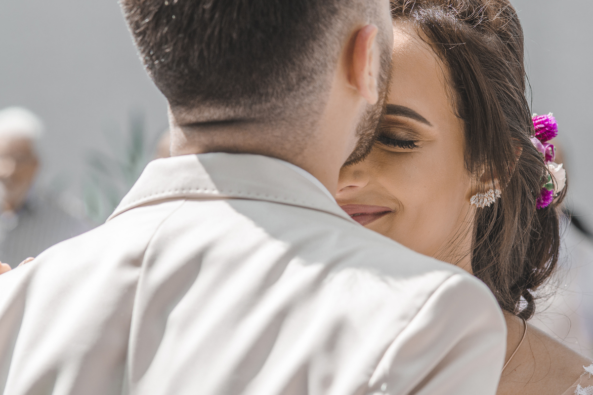 Fotografia de casamento fotógrafo profissional em Niterói São Gonçalo Maricá Rio de Janeiro entrada da noiva em estilo rústico com pétalas de flores no chão gramado entrada da noiva e noivo esperando no altar emocionante nossa casa estúdio 
