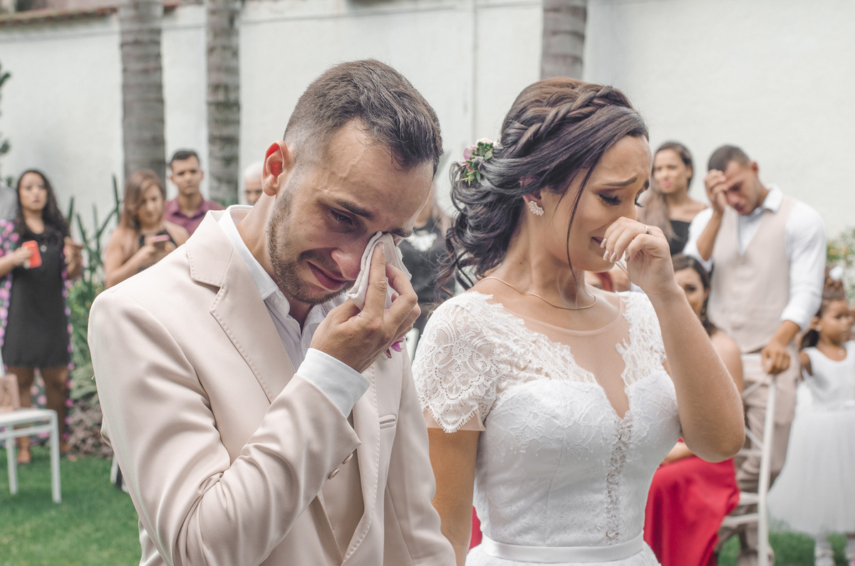 Fotografia de casamento fotógrafo profissional em Niterói São Gonçalo Maricá Rio de Janeiro entrada da noiva em estilo rústico com pétalas de flores no chão gramado entrada da noiva e noivo esperando no altar emocionante nossa casa estúdio 