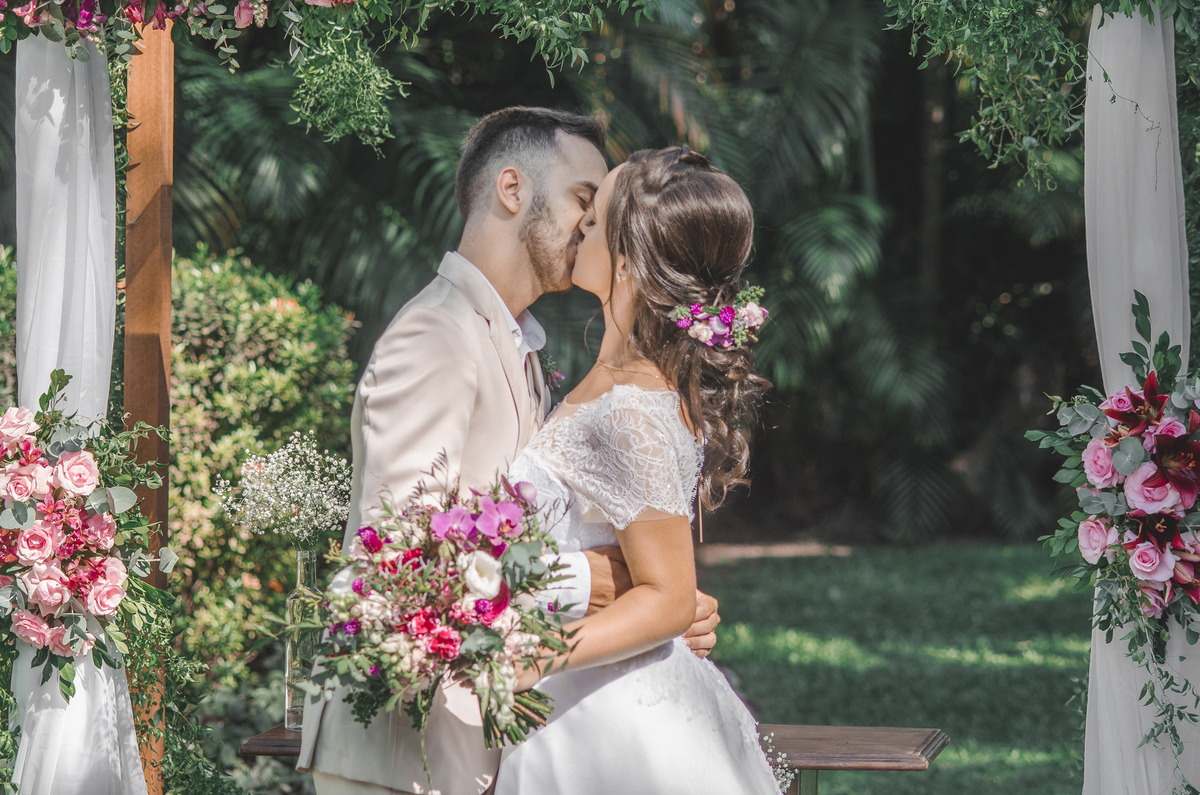 Fotografia de casamento fotógrafo profissional em Niterói Rio de Janeiro São Gonçalo Maricá noiva em vestido branco lindo decoração rústica floral foto da noiva jardim com petalas de flores ideias maquiagem nossa casa estúdio decoração buque campo dia