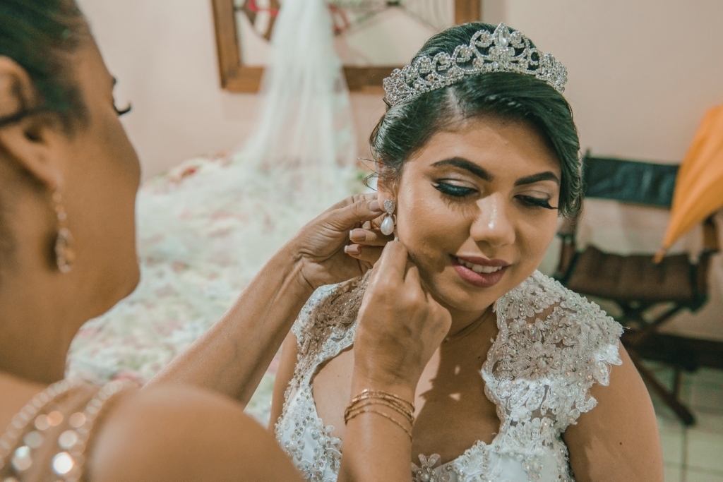 Fotografia de Casamento Rústico em Niterói Rio de Janeiro Noivas Making Of Cerimônia e festa Vestido branco maquiagem fotógrafo profissional pista de dança buffet decoração noivo casal ensaio wedding noite Igreja casar em local pequeno nossa casa estudio
