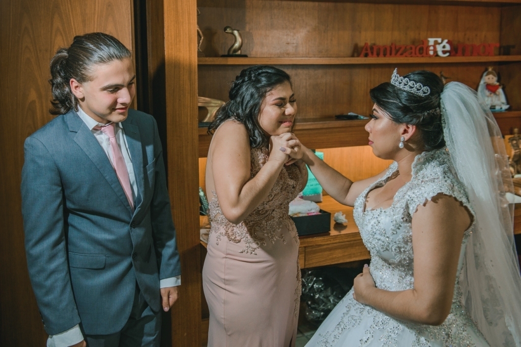 Fotografia de Casamento Rústico em Niterói Rio de Janeiro Noivas Making Of Cerimônia e festa Vestido branco maquiagem fotógrafo profissional pista de dança buffet decoração noivo casal ensaio wedding noite Igreja casar em local pequeno nossa casa estudio