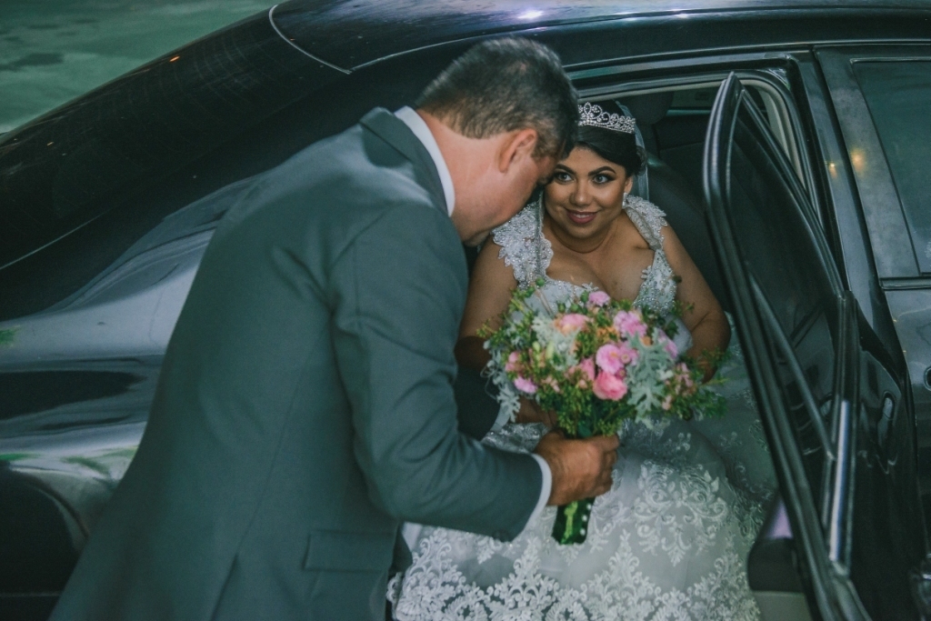 Fotografia de Casamento Rústico em Niterói Rio de Janeiro Noivas Making Of Cerimônia e festa Vestido branco maquiagem fotógrafo profissional pista de dança buffet decoração noivo casal ensaio wedding noite Igreja casar em local pequeno nossa casa estudio