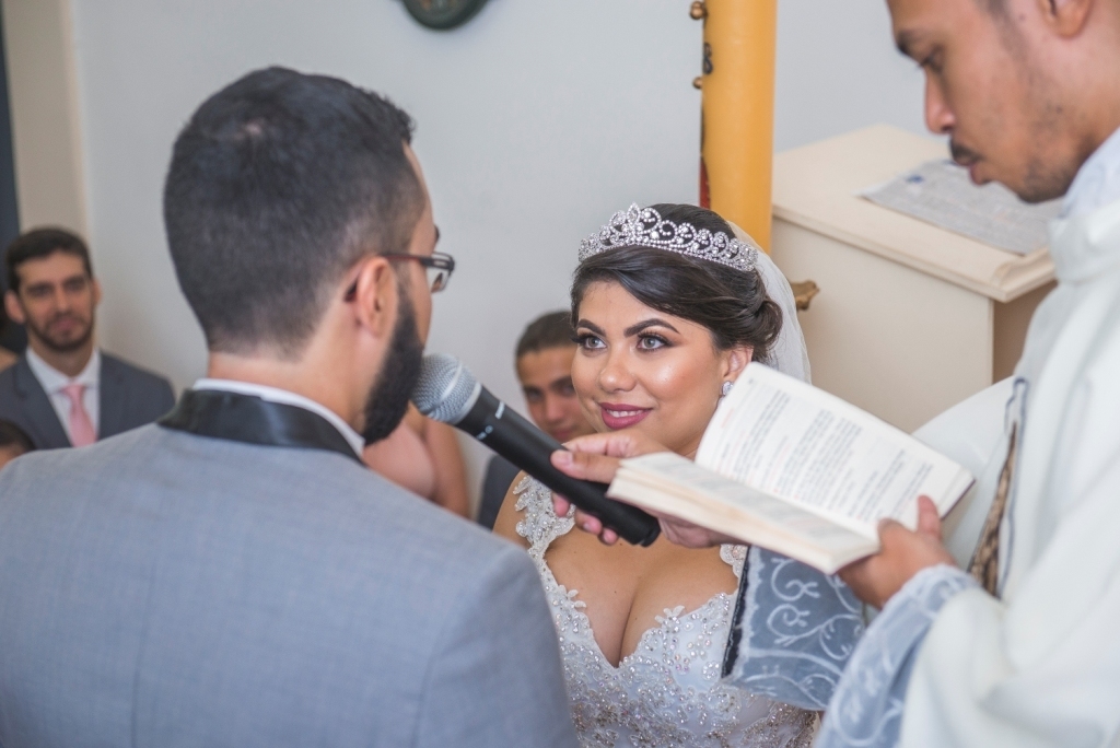 Fotografia de Casamento Rústico em Niterói Rio de Janeiro Noivas Making Of Cerimônia e festa Vestido branco maquiagem fotógrafo profissional pista de dança buffet decoração noivo casal ensaio wedding noite Igreja casar em local pequeno nossa casa estudio