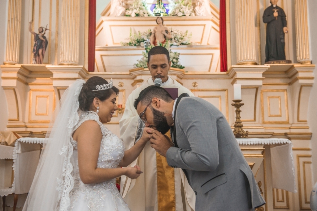 Fotografia de Casamento Rústico em Niterói Rio de Janeiro Noivas Making Of Cerimônia e festa Vestido branco maquiagem fotógrafo profissional pista de dança buffet decoração noivo casal ensaio wedding noite Igreja casar em local pequeno nossa casa estudio
