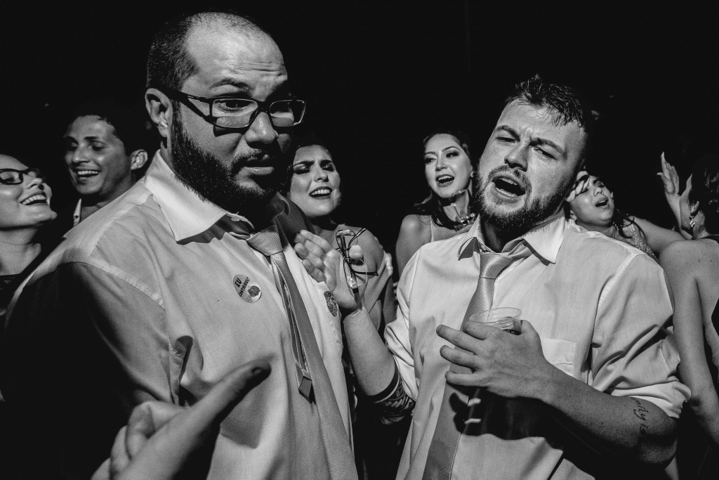 Fotografia de Casamento Rústico em Niterói Rio de Janeiro Noivas Making Of Cerimônia e festa Vestido branco maquiagem fotógrafo profissional pista de dança buffet decoração noivo casal ensaio wedding noite Igreja casar em local pequeno nossa casa estudio