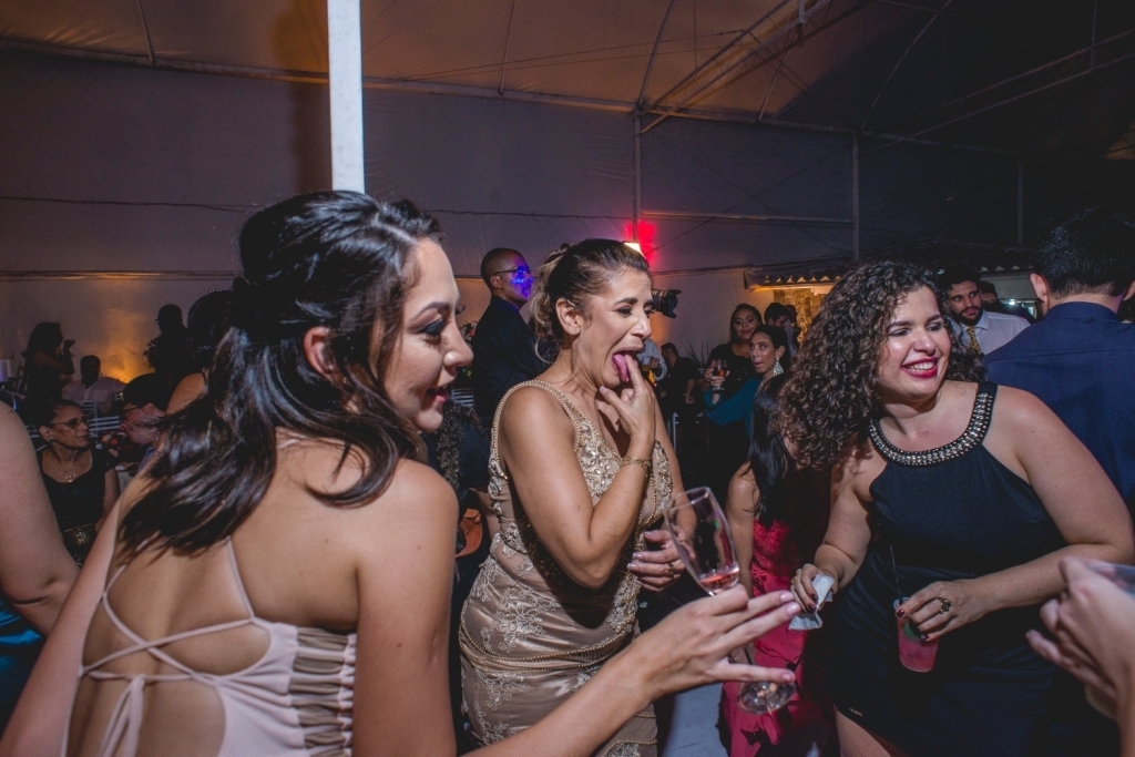 Fotografia de Casamento Rústico em Niterói Rio de Janeiro Noivas Making Of Cerimônia e festa Vestido branco maquiagem fotógrafo profissional pista de dança buffet decoração noivo casal ensaio wedding noite Igreja casar em local pequeno nossa casa estudio