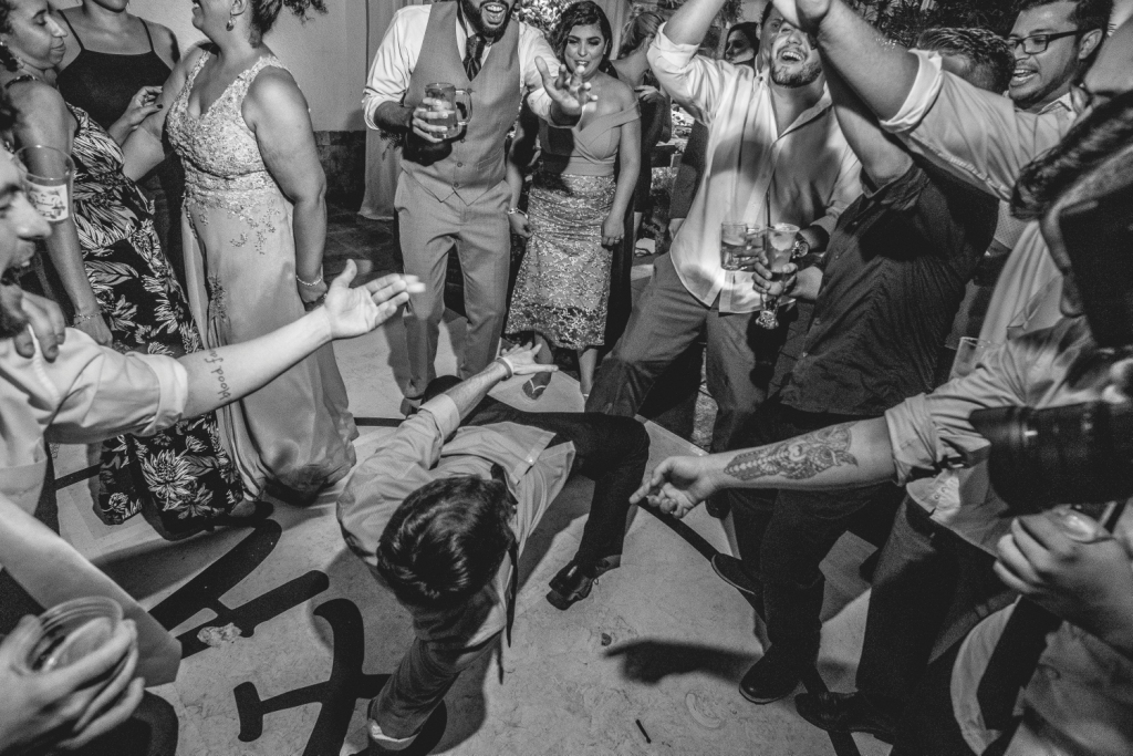 Fotografia de Casamento Rústico em Niterói Rio de Janeiro Noivas Making Of Cerimônia e festa Vestido branco maquiagem fotógrafo profissional pista de dança buffet decoração noivo casal ensaio wedding noite Igreja casar em local pequeno nossa casa estudio