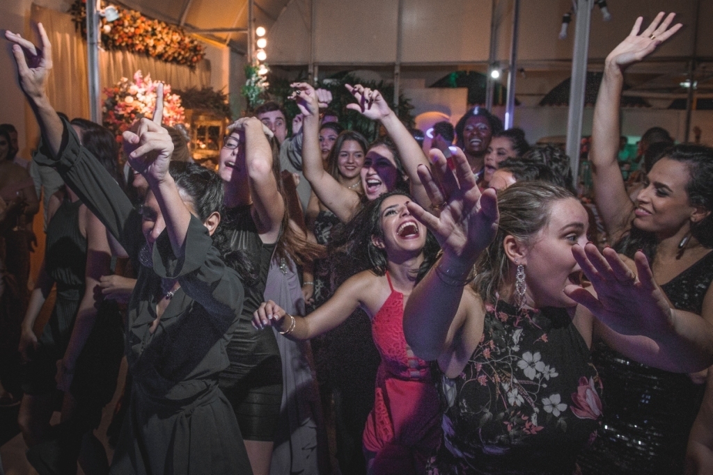 Fotografia de Casamento Rústico em Niterói Rio de Janeiro Noivas Making Of Cerimônia e festa Vestido branco maquiagem fotógrafo profissional pista de dança buffet decoração noivo casal ensaio wedding noite Igreja casar em local pequeno nossa casa estudio