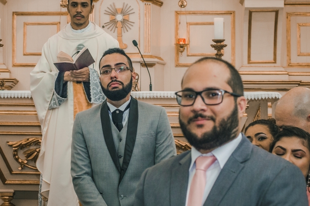 Fotografia de Casamento Rústico em Niterói Rio de Janeiro Noivas Making Of Cerimônia e festa Vestido branco maquiagem fotógrafo profissional pista de dança buffet decoração noivo casal ensaio wedding noite Igreja casar em local pequeno nossa casa estudio