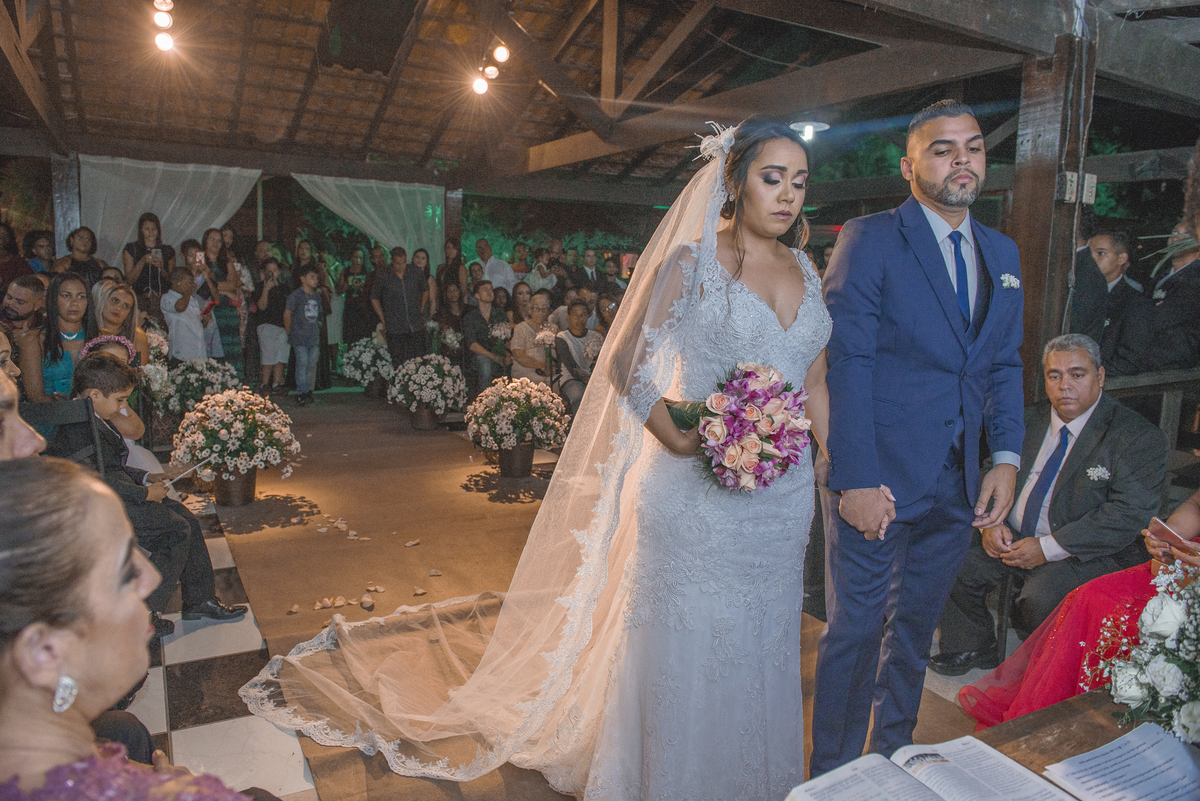 Nossa Casa Estúdio, fotografia profissional de casamentos em Niterói Rio de Janeiro casal de noivos em cerimônia religiosa antes da recepção com família e amigos Noiva de vestido branco e noivo de terno azul emoção chorando alegria buquê de flores