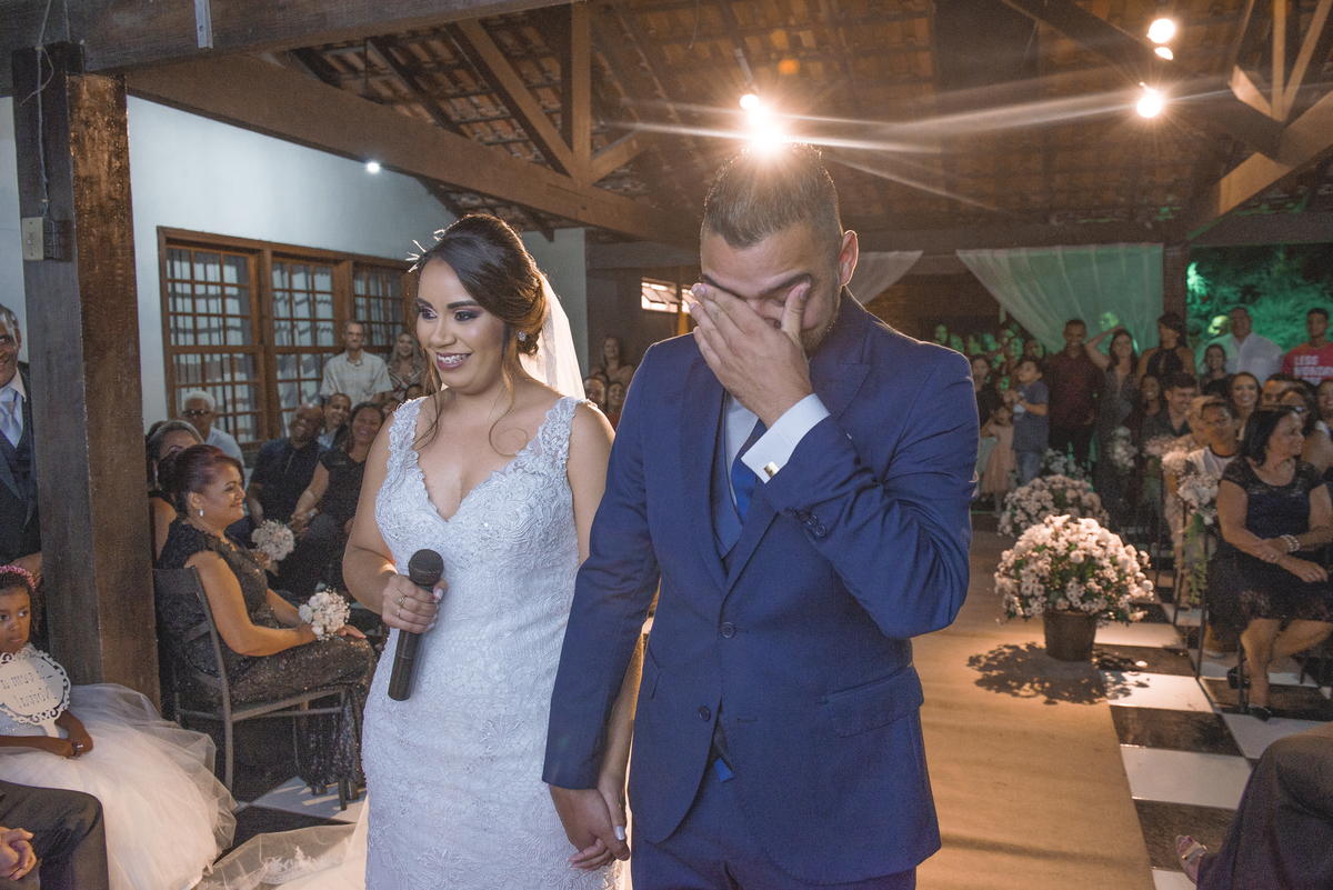 Nossa Casa Estúdio, fotografia profissional de casamentos em Niterói Rio de Janeiro casal de noivos em cerimônia religiosa antes da recepção com família e amigos Noiva de vestido branco e noivo de terno azul emoção chorando alegria buquê de flores