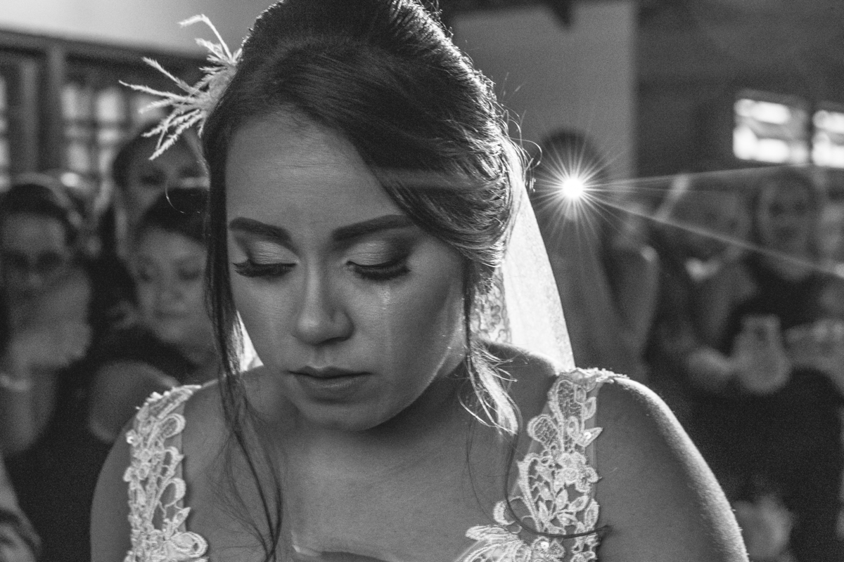 Nossa Casa Estúdio, fotografia profissional de casamentos em Niterói Rio de Janeiro casal de noivos em cerimônia religiosa antes da recepção com família e amigos Noiva de vestido branco e noivo de terno azul emoção chorando alegria buquê de flores