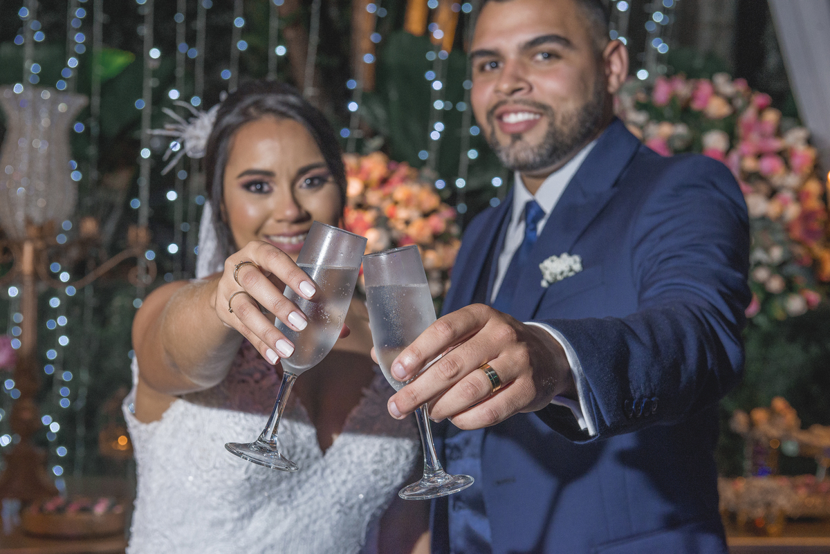 Nossa Casa Estúdio, fotografia profissional de casamentos em Niterói Rio de Janeiro casal de noivos em cerimônia religiosa antes da recepção com família e amigos Noiva de vestido branco e noivo de terno azul emoção chorando alegria buquê de flores brinde