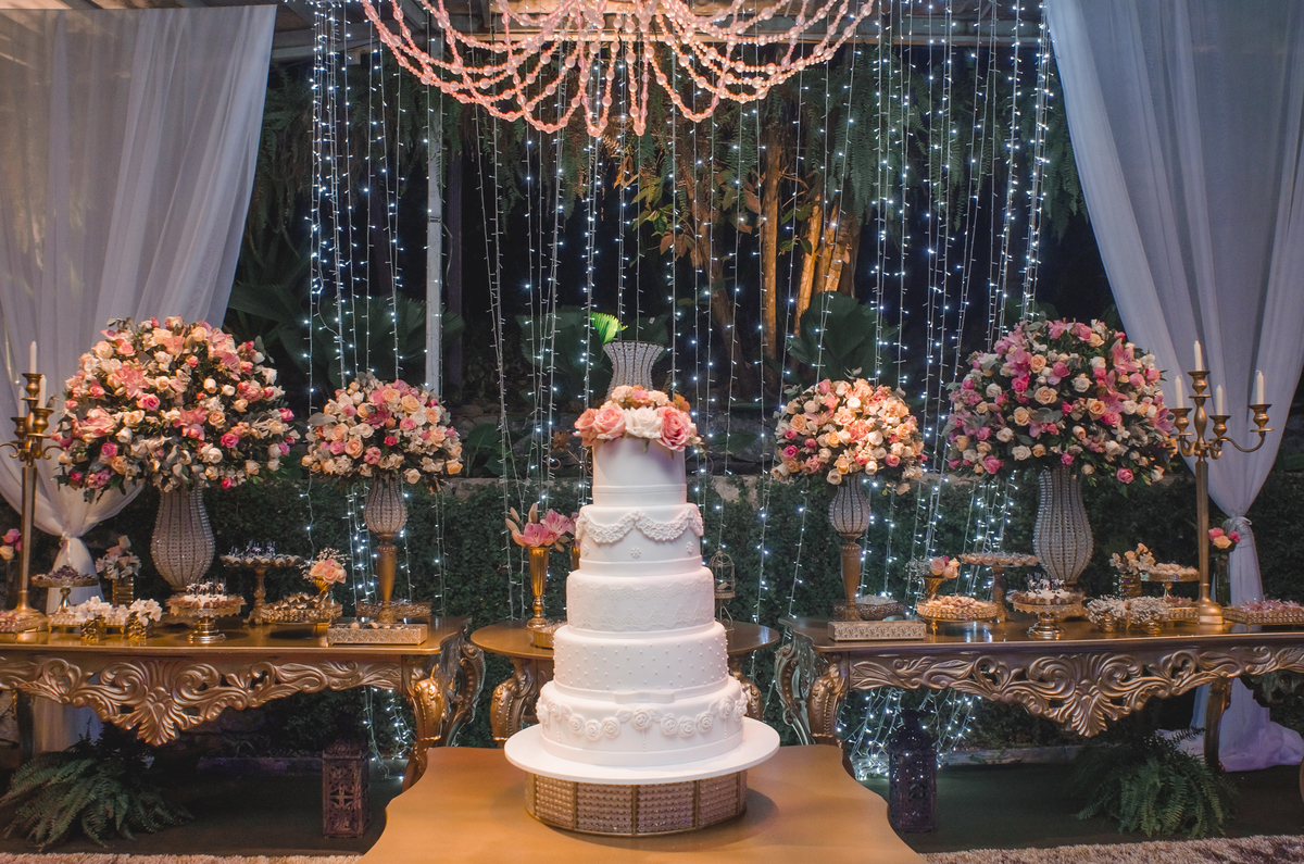 Nossa Casa Estúdio, fotografia profissional de casamentos em Niterói Rio de Janeiro casal de noivos decoração mesa do bolo 
 arranjos florais e docinhos buquê de flores