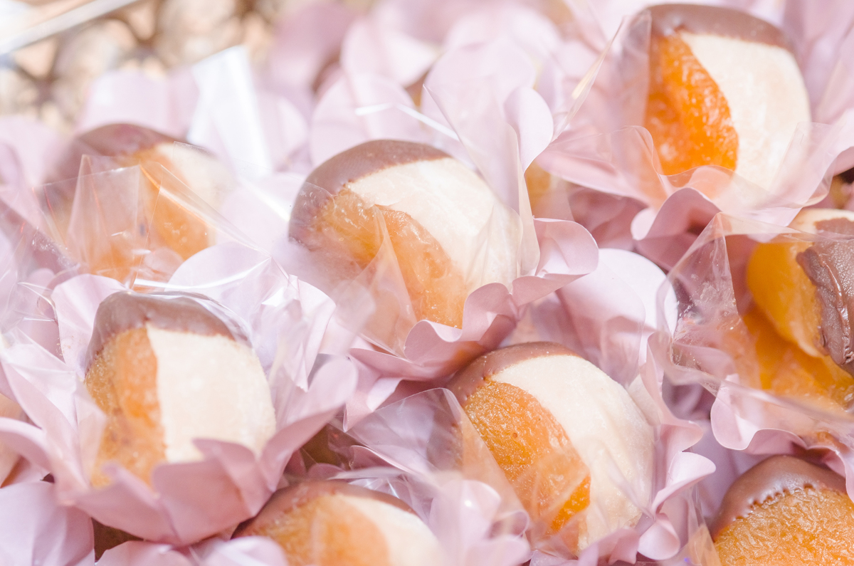 Nossa Casa Estúdio, fotografia profissional de casamentos em Niterói Rio de Janeiro casal de noivos decoração mesa do bolo 
 arranjos florais e docinhos buquê de flores