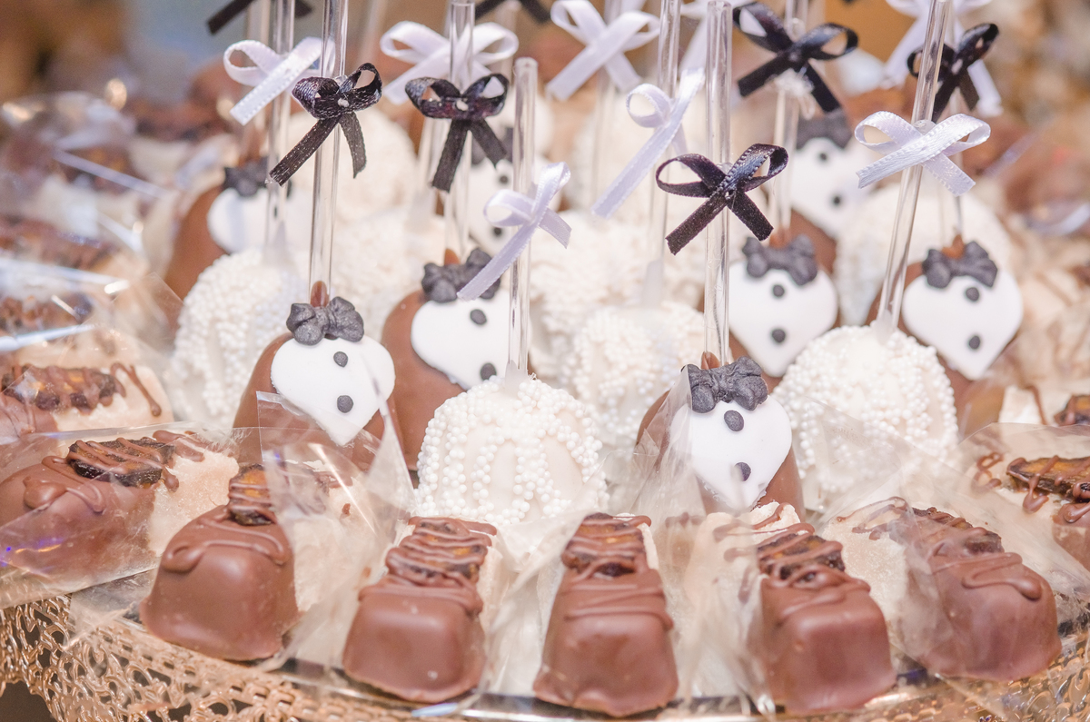 Nossa Casa Estúdio, fotografia profissional de casamentos em Niterói Rio de Janeiro casal de noivos decoração mesa do bolo 
 arranjos florais e docinhos buquê de flores