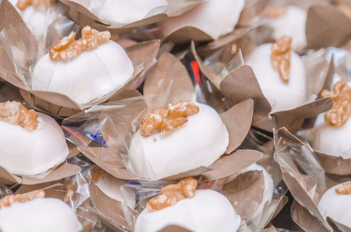 Nossa Casa Estúdio, fotografia profissional de casamentos em Niterói Rio de Janeiro casal de noivos decoração mesa do bolo 
 arranjos florais e docinhos buquê de flores