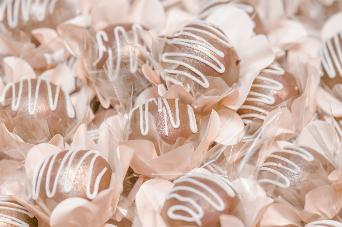 Nossa Casa Estúdio, fotografia profissional de casamentos em Niterói Rio de Janeiro casal de noivos decoração mesa do bolo 
 arranjos florais e docinhos buquê de flores