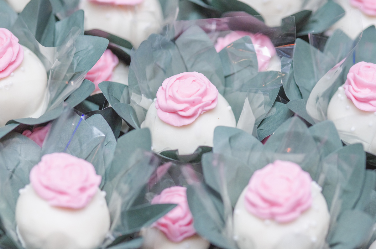 Nossa Casa Estúdio, fotografia profissional de casamentos em Niterói Rio de Janeiro casal de noivos decoração mesa do bolo 
 arranjos florais e docinhos buquê de flores