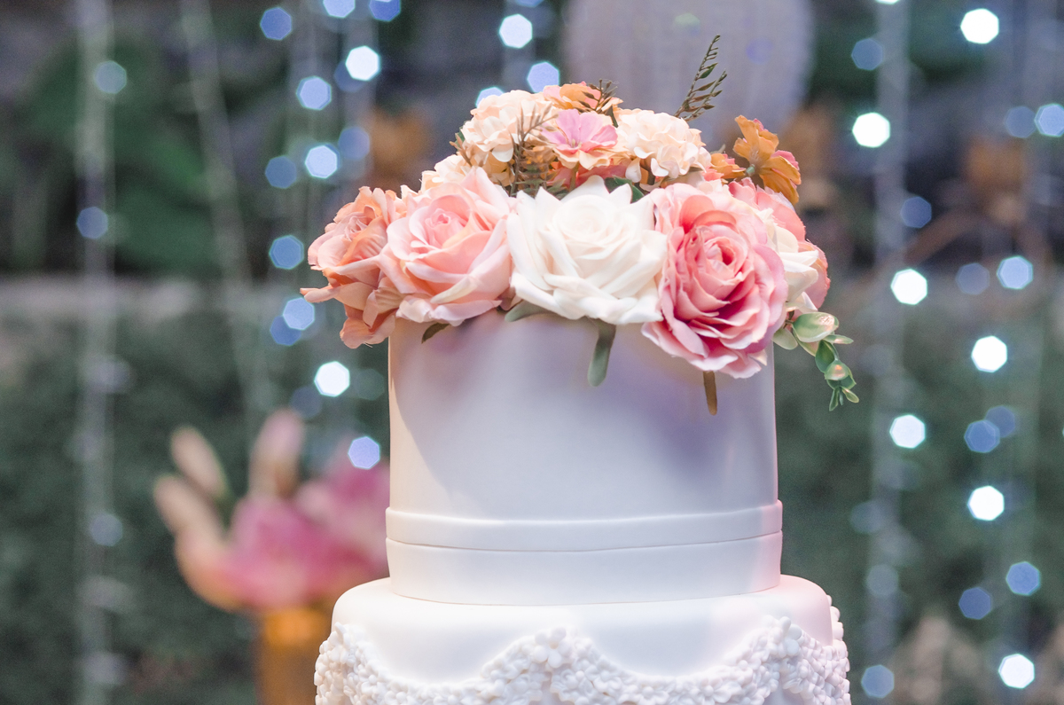 Nossa Casa Estúdio, fotografia profissional de casamentos em Niterói Rio de Janeiro casal de noivos decoração mesa do bolo 
 arranjos florais e docinhos buquê de flores