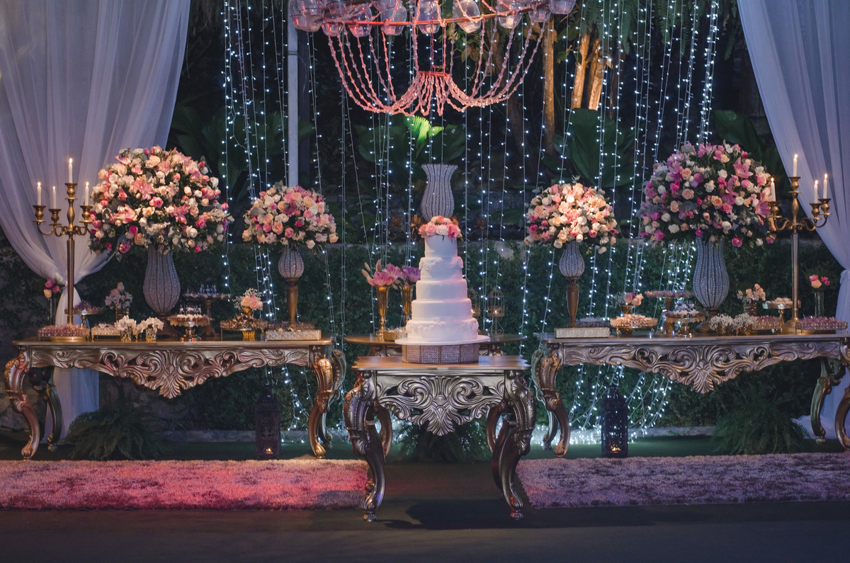 Nossa Casa Estúdio, fotografia profissional de casamentos em Niterói Rio de Janeiro casal de noivos decoração mesa do bolo 
 arranjos florais e docinhos buquê de flores