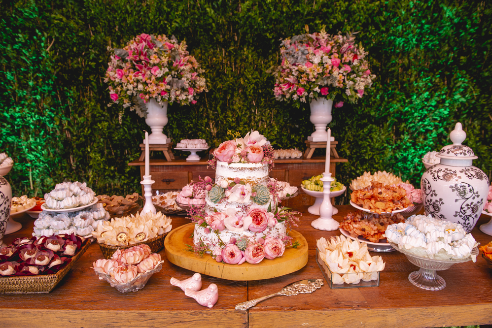 Fotógrafo de casamento em Niterói Rio de Janeiro Nossa Casa Estúdio Decoração rústica bolo de festa com docinhos  salao de festas tendências 2019 acessórios noiva noivo casamento na praia no campo muro inglês naked cake flores melhor fotografia 