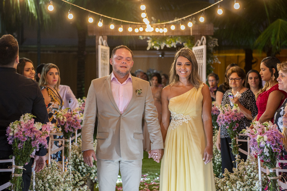 Nossa Casa Estúdio Fotógrafo de Casamento em Rio de Janeiro Niterói Maricá cerimônia com noivo entrando no altar com irmã decoração rústica com flores e fotografia 2019 e 2020 melhor foto criativa festa de casamento religioso com emoção fotos espontâneas
