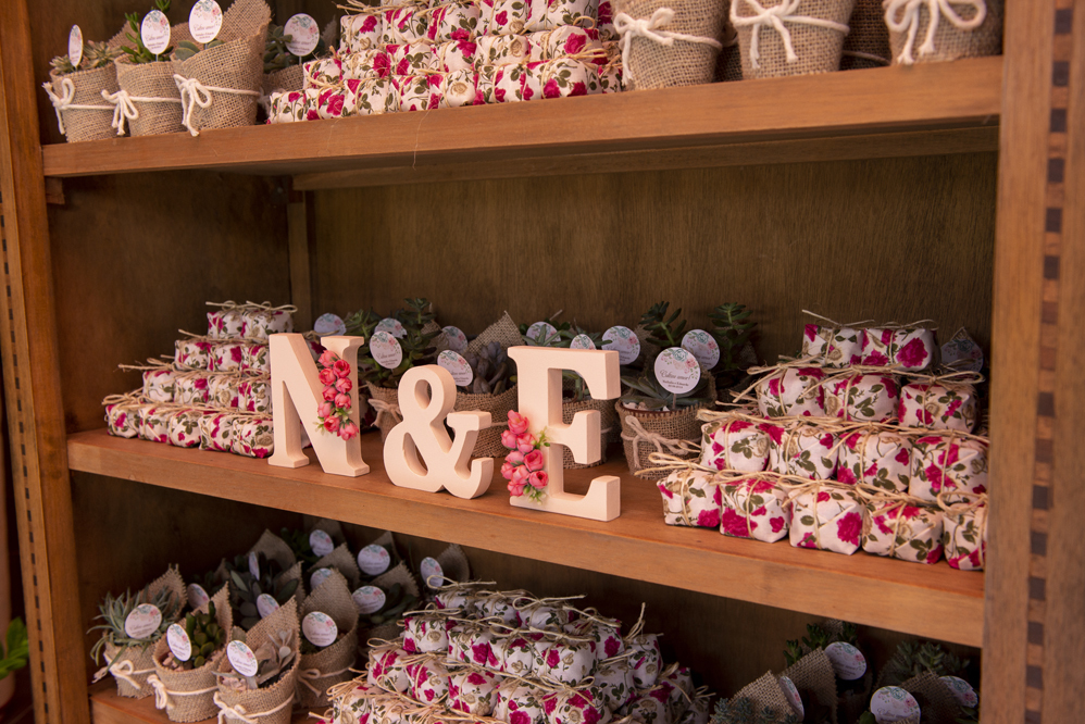 Fotógrafo de casamento em Niterói Rio de Janeiro Nossa Casa Estúdio Decoração rústica bolo de festa com docinhos  salao de festas tendências 2019 acessórios noiva noivo casamento na praia no campo muro inglês naked cake flores melhor fotografia 