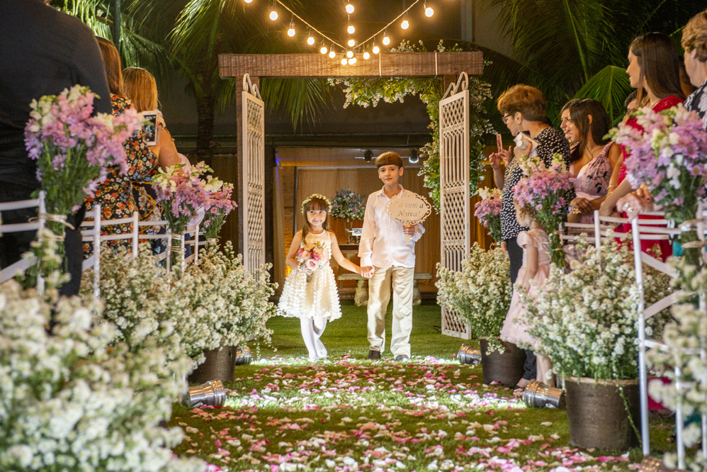 Pagem e daminha de honra Nossa Casa Estúdio Fotógrafo de Casamento em Rio de Janeiro Niterói Maricá cerimônia com noivo entrando no altar com irmã decoração rústica com flores e fotografia 2019 e 2020 melhor foto criativa festa de casamento religioso 
